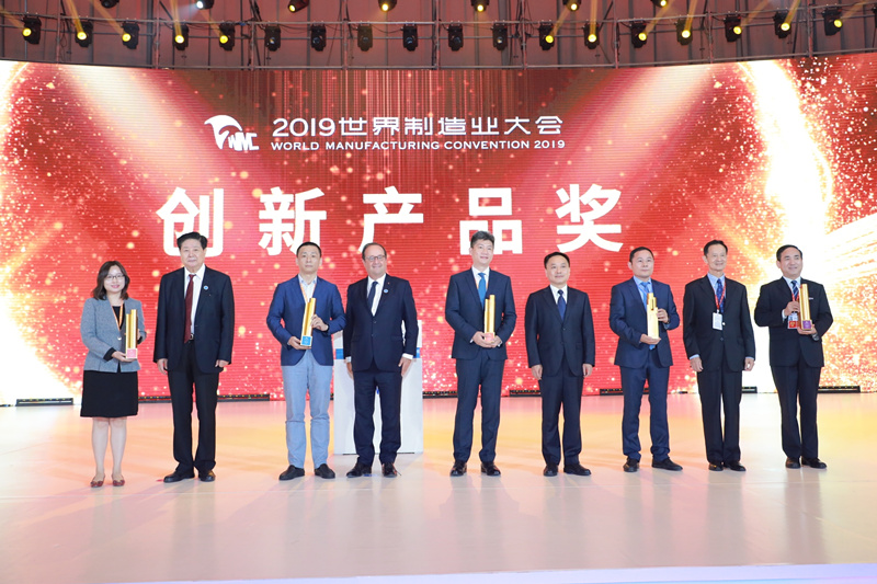 陜鼓集團黨委書記、董事長李宏安（右一）代表企業(yè)領(lǐng)取了創(chuàng)新產(chǎn)品金獎_副本.jpg
